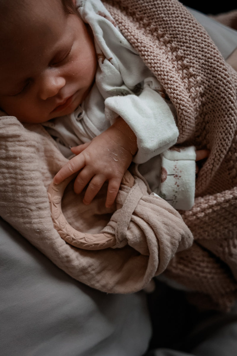 Muslin comforter with brown leaf ring