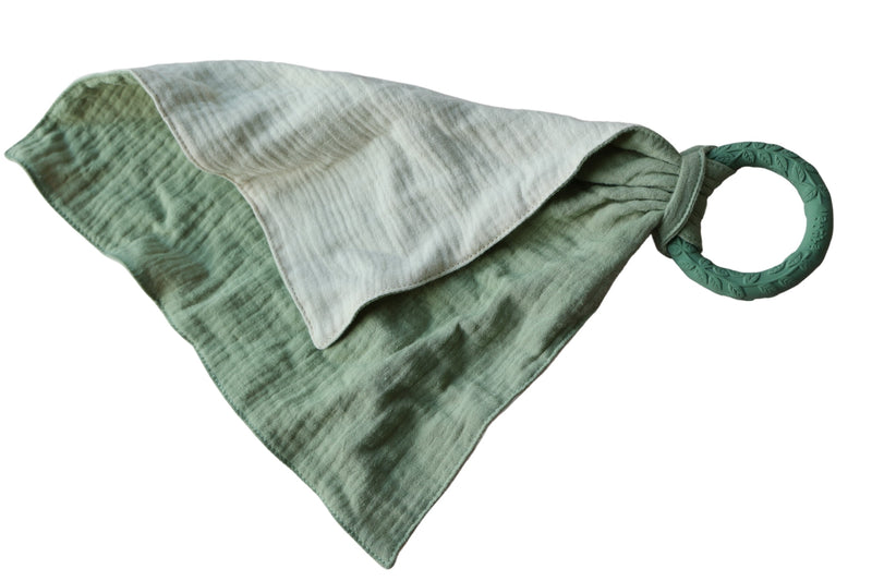 Muslin comforter with green leaf ring