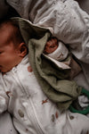 Muslin comforter with green leaf ring