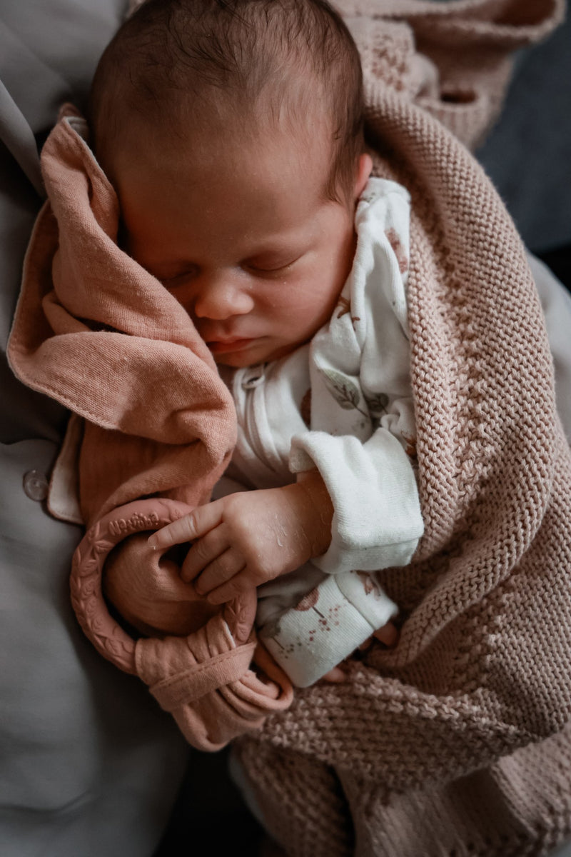 Muslin comforter with rose leaf ring