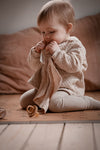 Muslin comforter with brown leaf ring